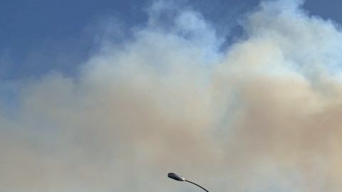 El humo del incendio Barham visto desde Burbank.