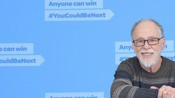 James Russell prefiere compartir a quedarse todo el dinero.