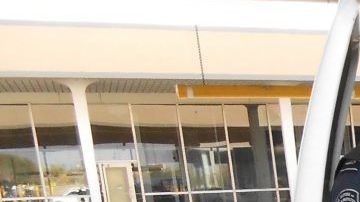 Los agentes descargan el salchichón.