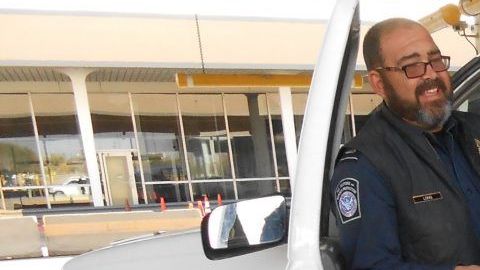 Los agentes descargan el salchichón.