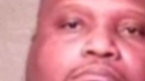 Otis Berry, también conocido como “Big Face Tulu”, es buscado por asalto sexual.