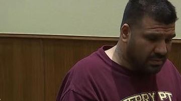 La mujer fue llevada al hospital y les dijo a los investigadores que su esposo la atacó sin razón alguna.