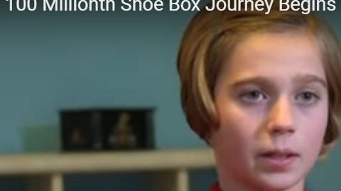 Evilyn Pinnow, una entusiasta de Christmas Child Operation.