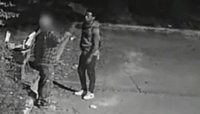 El atacante es descrito como afroamericano, de entre 25 a 30 años.