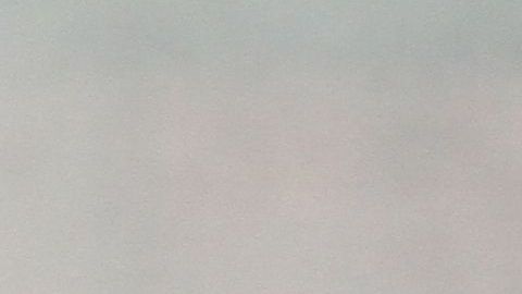 Una mujer se cubre del frío en Nueva York.