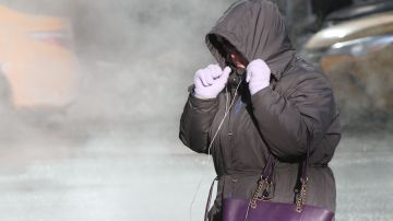 Una mujer se cubre del frío en Nueva York.