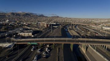 Vista aérea de Ciudad Juárez (i) y El Paso (d) tomada desde Ciudad Juárez, México.