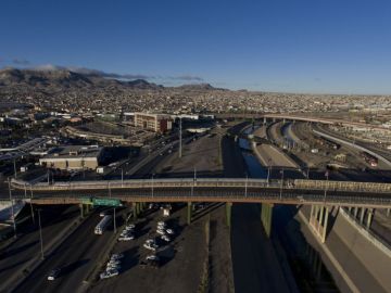 Vista aérea de Ciudad Juárez (i) y El Paso (d) tomada desde Ciudad Juárez, México.