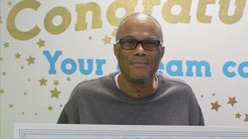 Andrei Jones con su segundo premio de lotería.