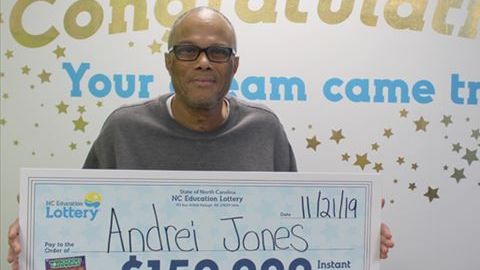 Andrei Jones con su segundo premio de lotería.