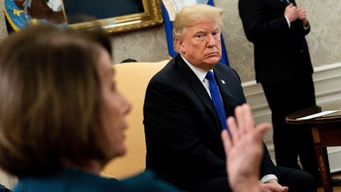 El presidente Trump cita falsamente a Nancy Pelosi.