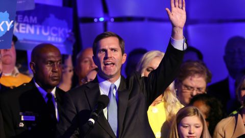 El demócrata Andy Beshear lidera el conteo para gobernador en Kentucky.