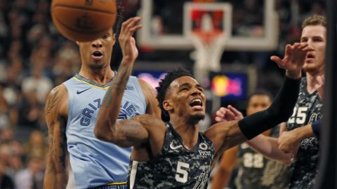 Dejounte Murray hizo una jugada inexplicable que se ha vuelto viral.