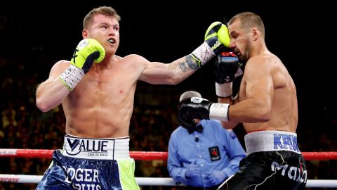 ‘Canelo’ Álvarez hace historia al lograr su cuarto título en cuatro diferentes categorías al noquear al ruso Sergey Kovalev.