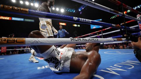 Ortiz en la lona derribado por Wilder en el round 7.