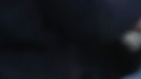 'Mou' Choca el puño con Callum Haynes, el recogebalones que 'participó' en el gol del equipo a media semana.