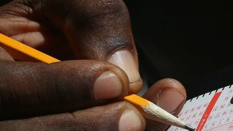 Taylor Russey recibió el tiquete de un cliente en el bar Bleacher's Bar donde trabaja.