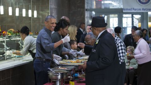 Barack y Michelle Obama repartiendo comida para la noche de 'Thanksgiving'.