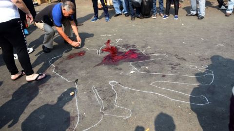 Un hombre deja una vela donde dos personas murieron. PEDRO PARDO/AFP/Getty Images