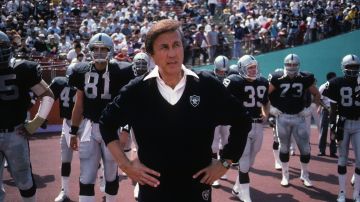 Tom Flores como entrenador de los Raiders de Los Ángeles en 1986.