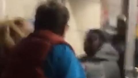 La empleada sacó de mala manera a la pareja del local.