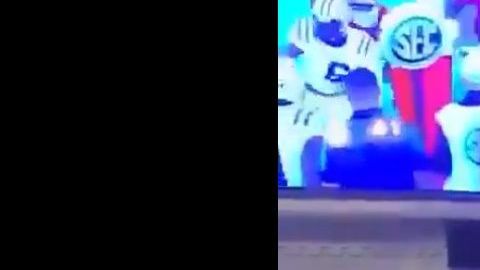 Hoyt Deau Hutchinson enfrenta cargos por actos criminales.