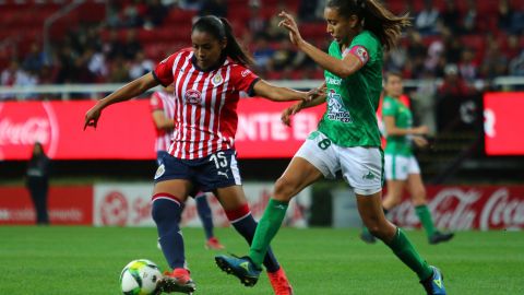 Michelle González, cuando jugaba para León, disputando un balón con Miriam Castillo de Chivas.