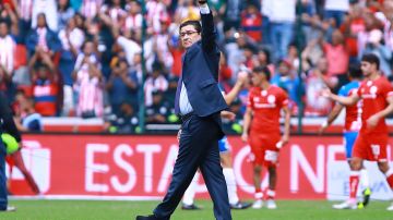 Luis Fernando Tena podría ser ratificado como DT de Chivas en esta misma semana.