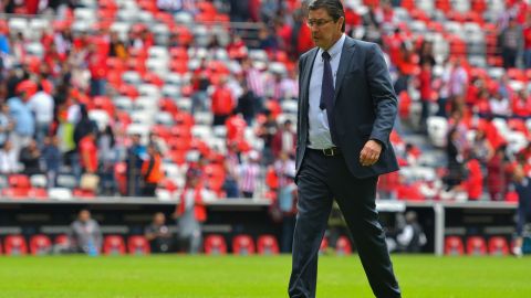 Luis Fernando Tena buscará vencer a Veracruz para tener posibilidades de acceder a la Liguilla y quedarse como DT de Chivas.