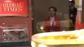 Es a prueba de balas, está bañado en oro y tiene diamantes incrustados.