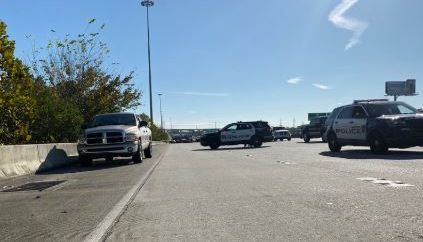 Investigadores reportaron que una motocicleta y dos vehículos estuvieron involucrados en un presunto altercado.