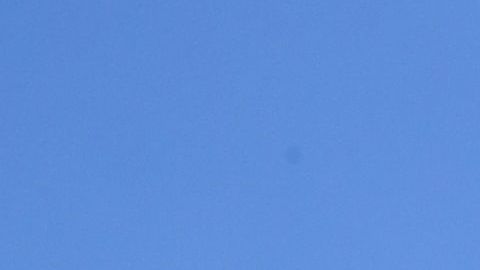 Las personas se congregan frente a la Iglesia La Luz del Mundo tras el arresto de su líder en Los Ángeles, California, el 5 de junio de 2019.