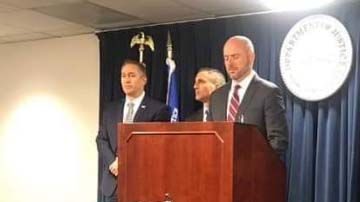 El fiscal general de Massachusetts junto a autoridades policiales muestran las armas incautadas en la megaoperación en Lawrence.