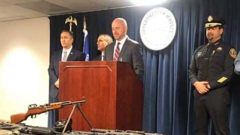 El fiscal general de Massachusetts junto a autoridades policiales muestran las armas incautadas en la megaoperación en Lawrence.