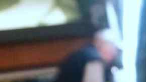 Un hombre compra verduras al lado de lechuga romana almacenada y a la venta en un supermercado en Los Ángeles, California.