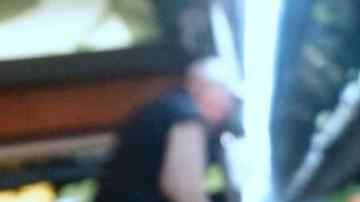 Un hombre compra verduras al lado de lechuga romana almacenada y a la venta en un supermercado en Los Ángeles, California.