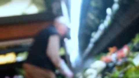 Un hombre compra verduras al lado de lechuga romana almacenada y a la venta en un supermercado en Los Ángeles, California.