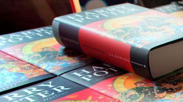 Si encuentras un libro que sea primera edición podrías venderlo por una buena cantidad de dinero.