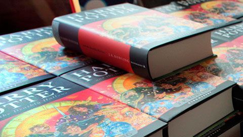 Si encuentras un libro que sea primera edición podrías venderlo por una buena cantidad de dinero.