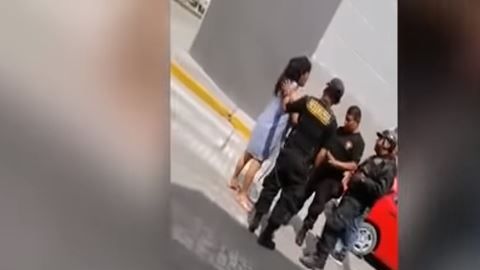 La mujer agredió a su propio hijo y a la amante.