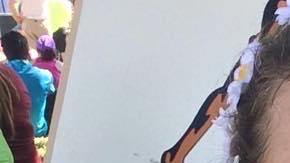 María Isabel Kasher con la medalla del Maratón de Honolulu, en Hawaii