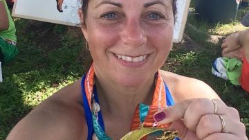 María Isabel Kasher con la medalla del Maratón de Honolulu, en Hawaii