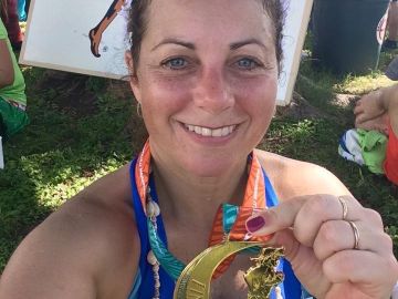 María Isabel Kasher con la medalla del Maratón de Honolulu, en Hawaii