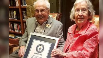 John y Charlotte con su reconocimiento Guinness.