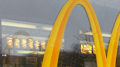 La persona que tiene una franquicia de McDonald's es la responsable de todos los gastos de operar el restaurante.