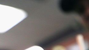 El hombre sintió que la bebida sabía rara, pero siguió tomándosela de todos modos.