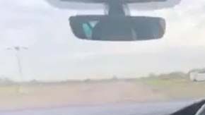 El menor conduce un auto Volkswagen, modelo Golf, Type R.