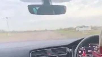 El menor conduce un auto Volkswagen, modelo Golf, Type R.