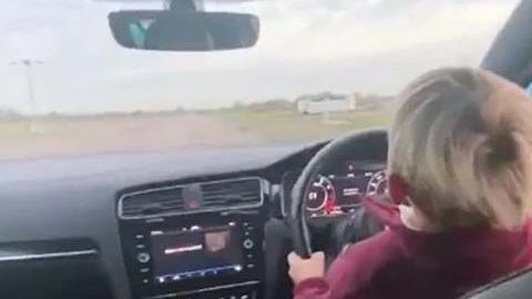 El menor conduce un auto Volkswagen, modelo Golf, Type R.