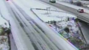 Las principales vías en Minneapolis están cubiertas de nieve.